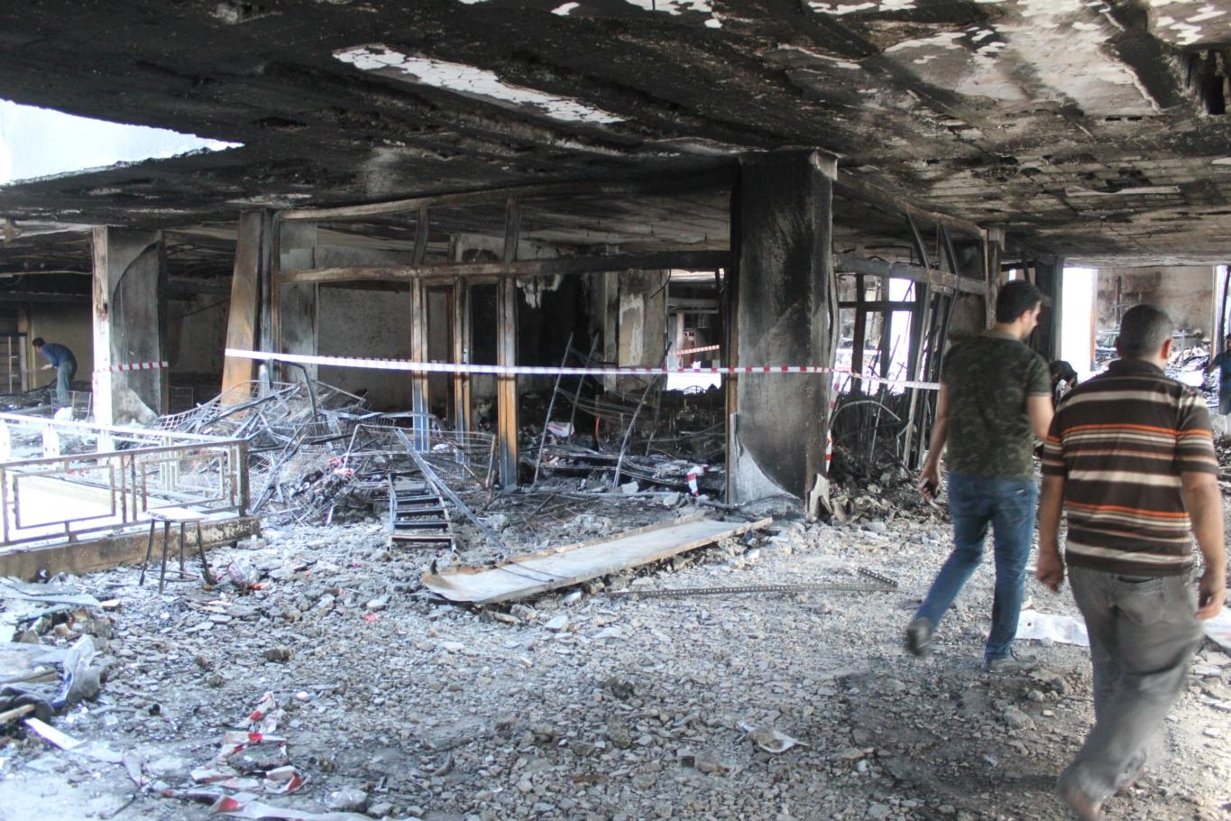 HÜDA PAR Şanlıurfa Milletvekili adayı Lokman Yalçın, beraberindeki heyetle, Avrupa Pasajı’nda önceki gün çıkan yangında iş yerleri hasar gören esnafı ziyaret ederek, ‘geçmiş olsun’ dileklerini iletti.

